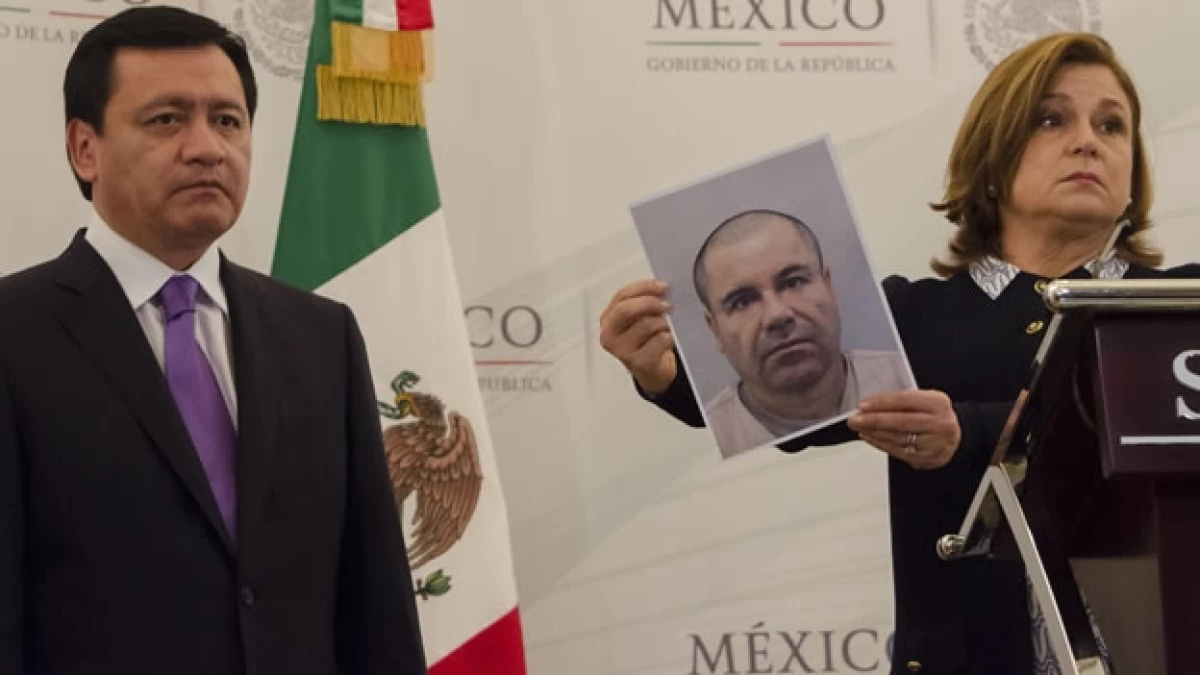 La procuradora Arely Gómez y el titular de la Segob Miguel Ángel Osorio mostrando una foto de 'el Chapo' el lunes