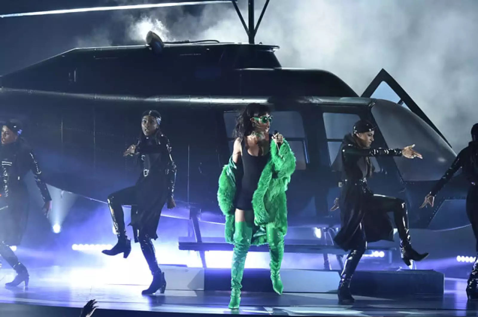 Sin embargo, lo que sorprendió a todos fue el helicóptero en su número musical.