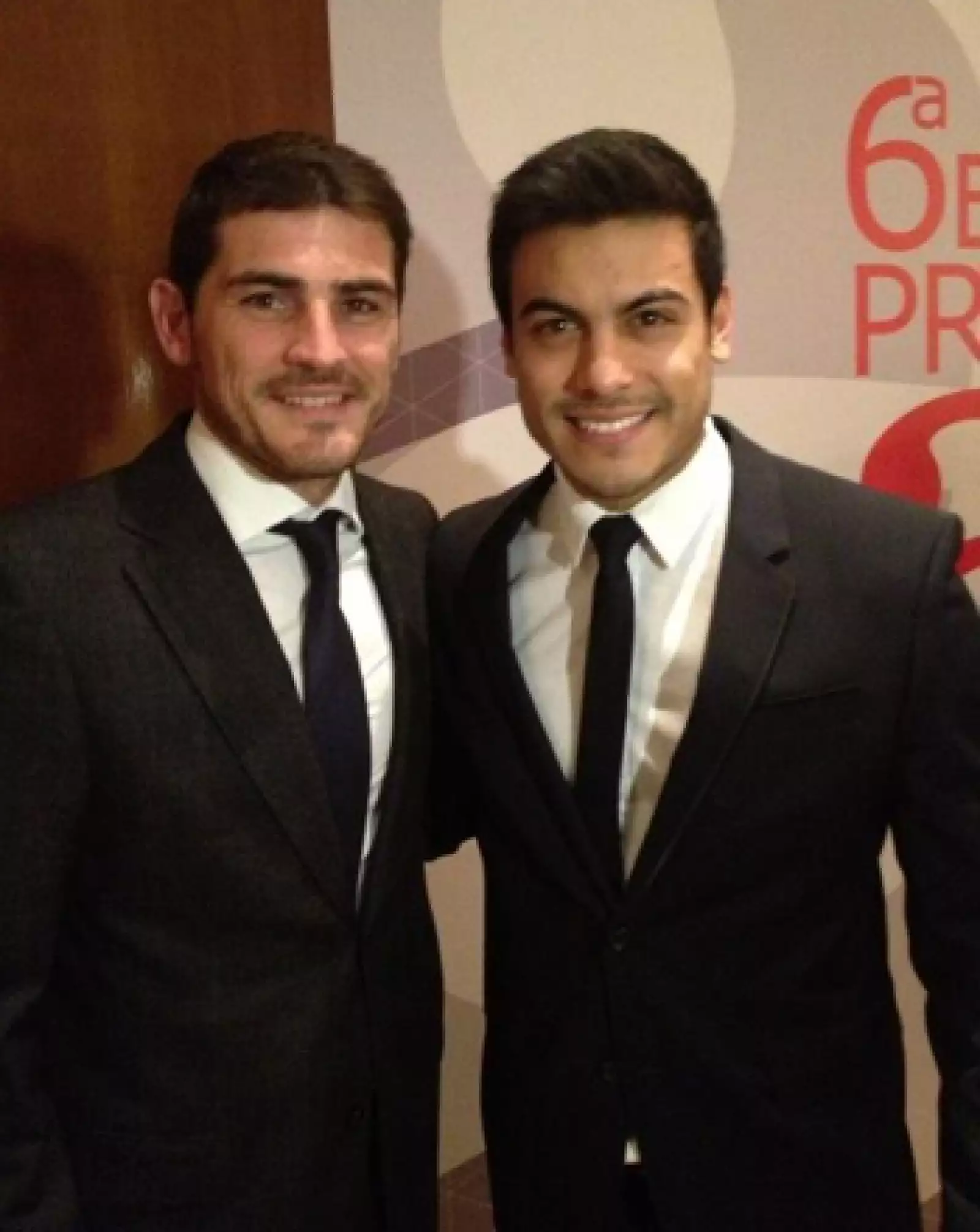 Carlos Rivera acompañado por Iker Casillas