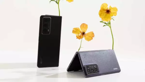 El nuevo plegable de la marca Honor es ultradelgado y muy ligero, se muestra cerrado y abierto. Honor Magic V2.