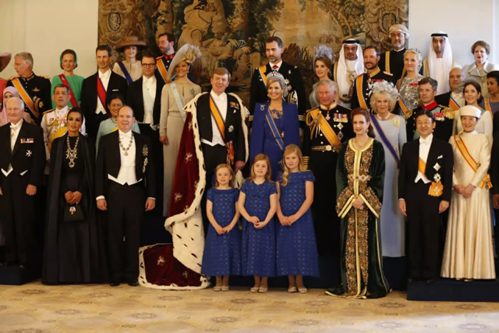 Primera foto oficial de los reyes de Holanda junto a los treinta miembros de 18 Casas Reales.