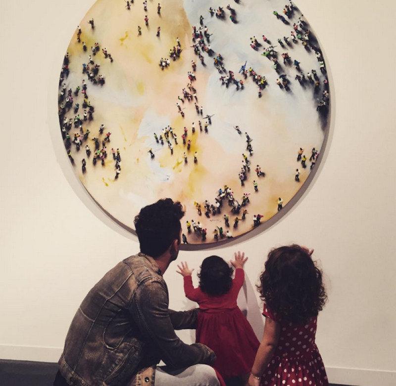 Aroon Diaz acompañando a sus hijas mientras veían una de las obras del lugar.