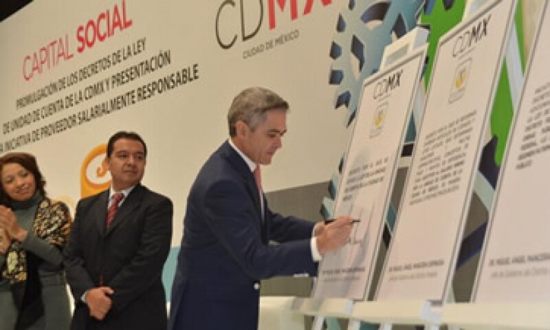 Mancera presentó la iniciativa para certificar a empresarios que contraten trabajadores por un pago mínimo de 86.86 pesos. (Foto: Tomada de @ManceraMiguelMX )