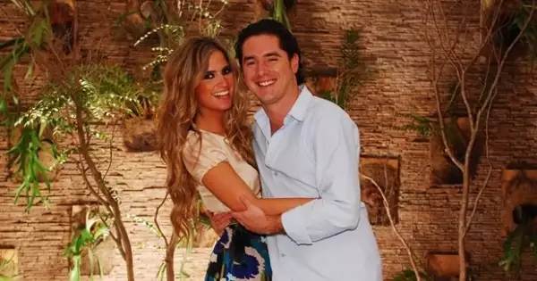 Paola tiene 22 años y estudia Nutrición, Checo tiene 27, es socio del Chalet y tiene una agencia de PR.