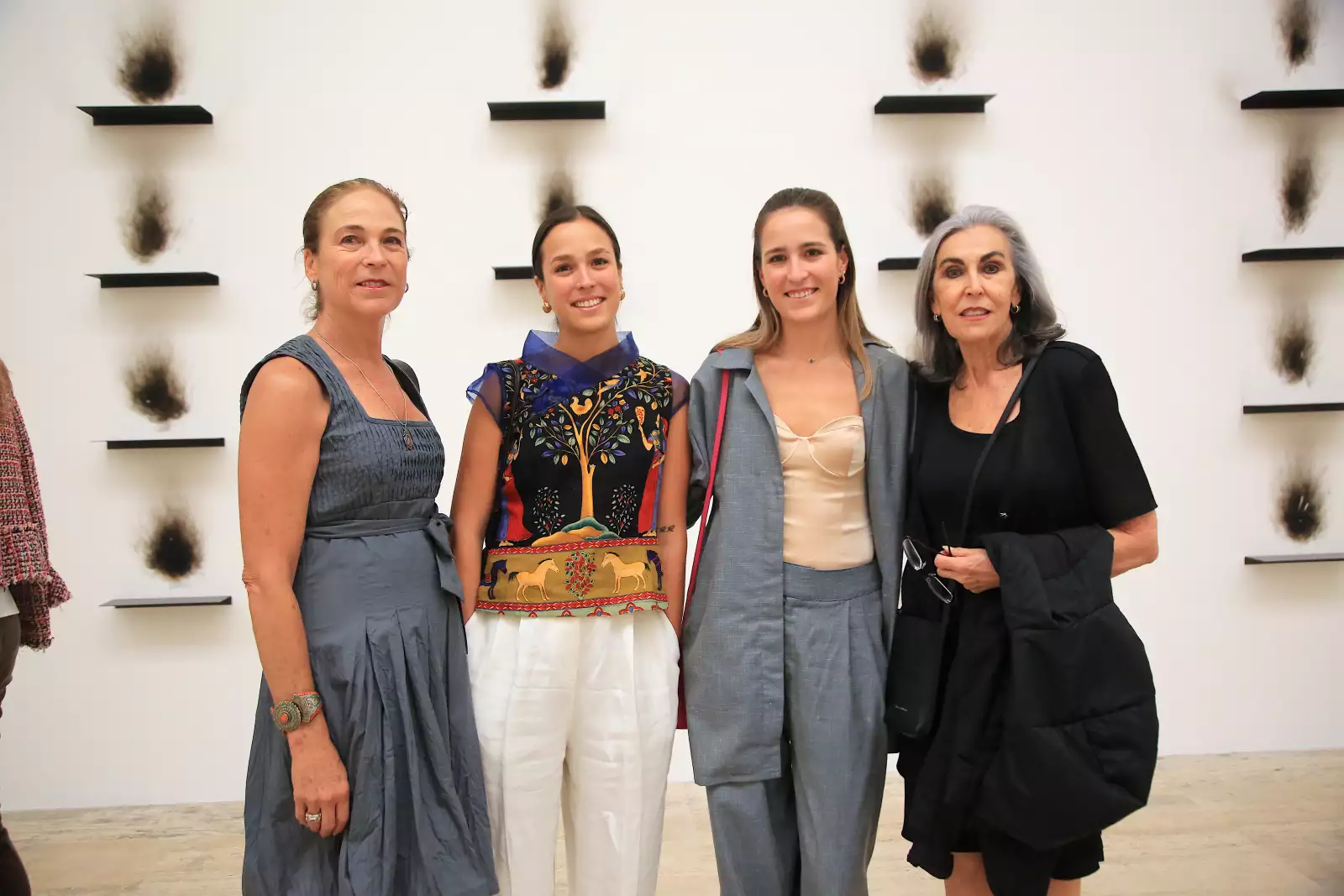 Claudia, Camila y Paula Fernández  con Niobe López Ostolaza