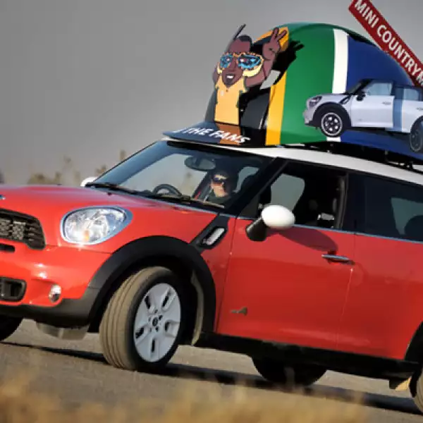 La compañía teutona lanza este Mini con la ‘makarapa’, el otro artículo, además de la vuvuzela, que se deja ver en los partidos del Mundial en Sudáfrica.