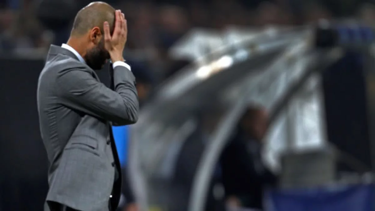 El técnico del Barcelona, Joseph Guardiola, lamenta la derrota de su equipo en cancha italiana