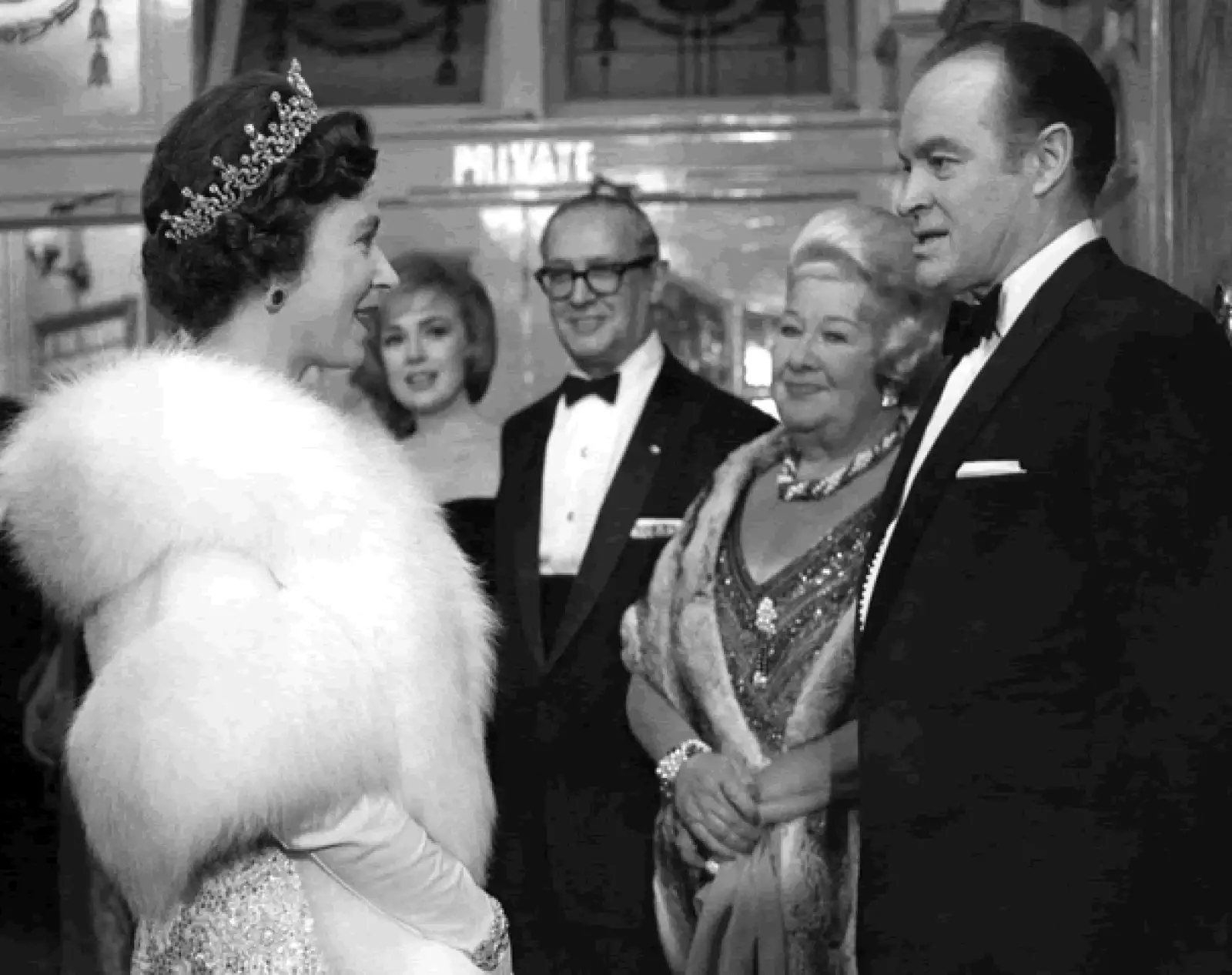 La Reina  renovó hoy su promesa de servicio a los británicos en el día del 60 aniversario de su ascenso al trono.