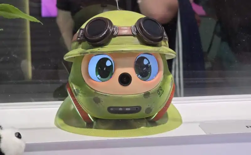 En la foto un robot Moii de color verde que es exhibido en IFA 2026.