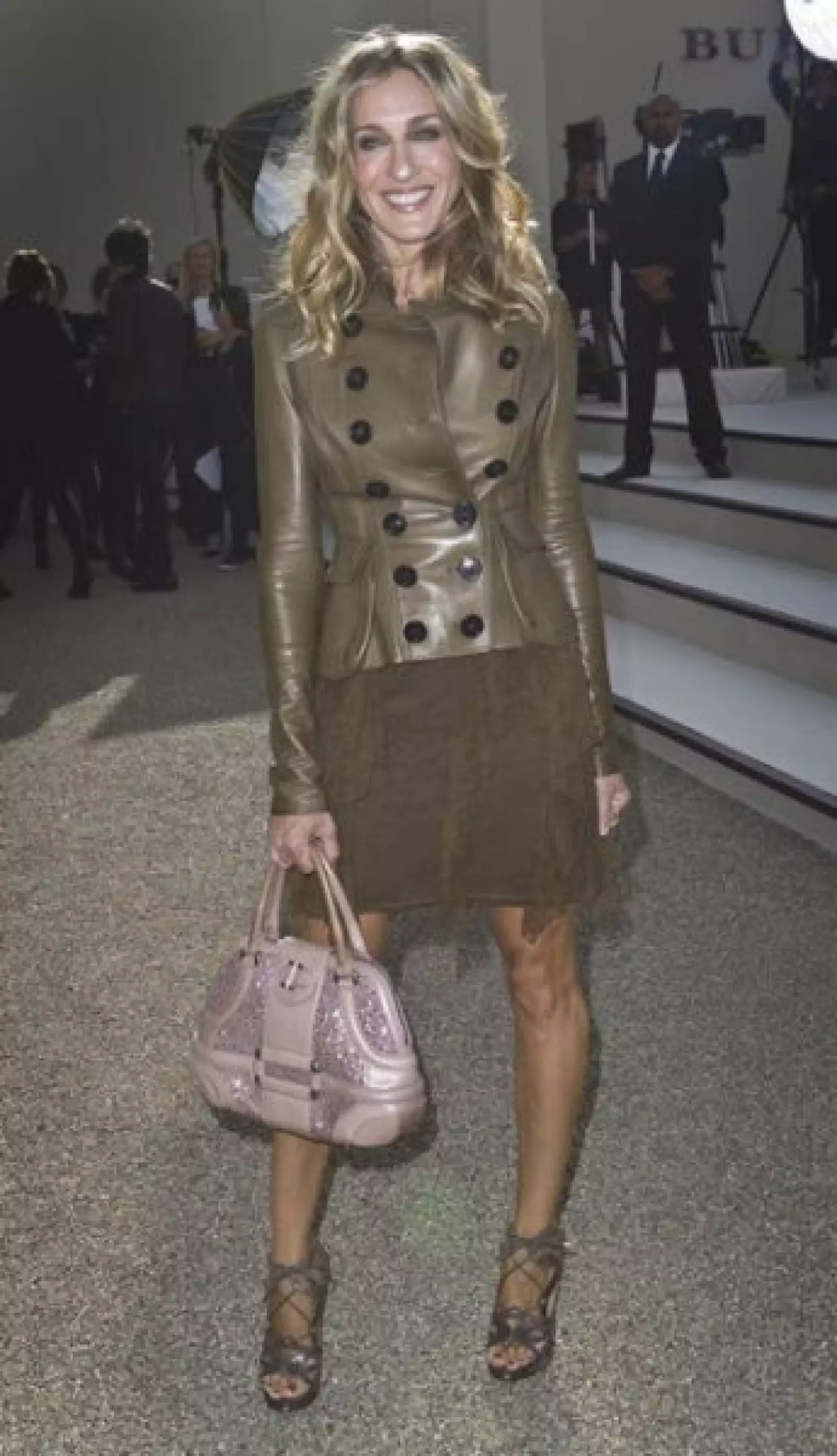 Conocida fan de la moda, Sarah Jessica Parker se presentó en el show de Burberry Prorsum usando una chamarra de piel caramelo de Burberry, zapatos de Nicholas Kirkwood y bolsa `Novak´de Alexander McQueen.