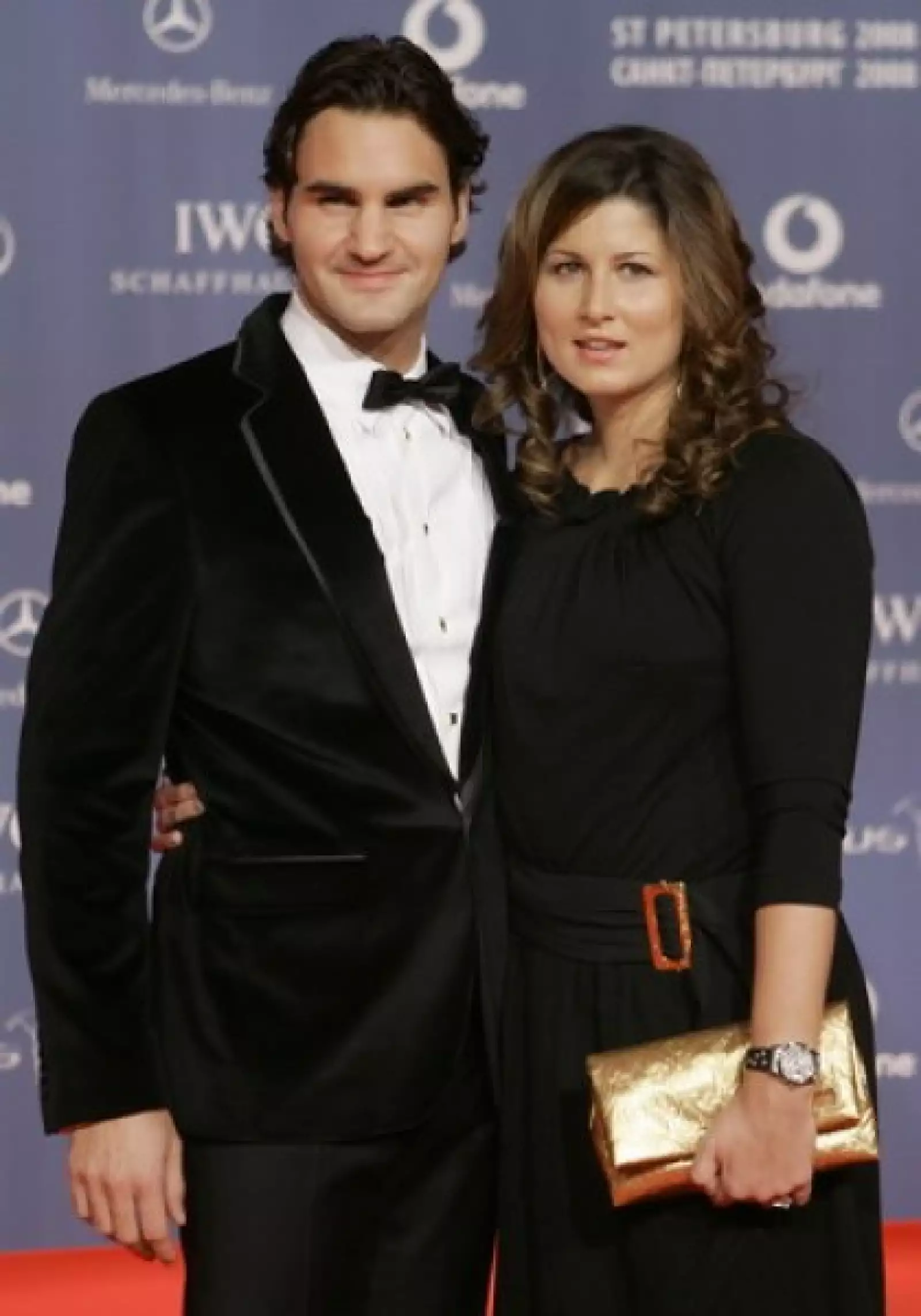 Roger Federer se casó con su novia de mucho tiempo Mirka Vavrinec el sábado en una ceremonia con pocos invitados en su ciudad natal.