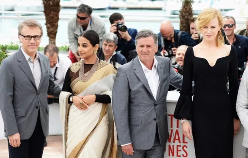 Un programa de televisión en directo desde el Festival de Cine de Cannes se interrumpió brevemente el viernes, cuando se escucharon las detonaciones.