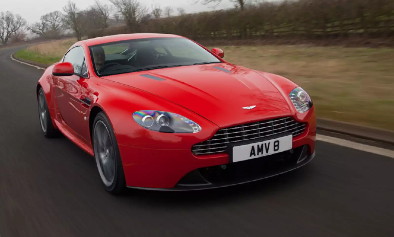 Es capaz de alcanzar las 205 mph, es la producción en serie más rápida de Aston Martin. Los 565 caballos de fuerza permite experimentar la prisa sin censura.