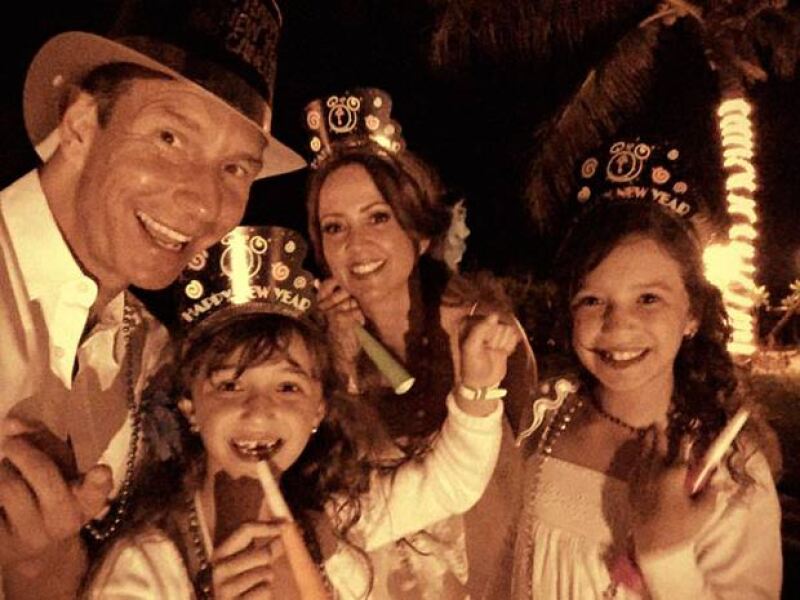 Andrea Legarreta festejó en compañía de sus dos hijas y esposo.