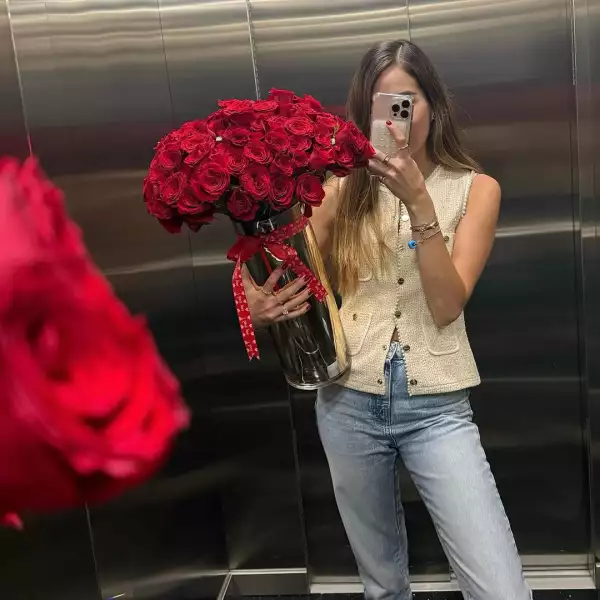 Fernanda Chávez sostiene un ramo de rosas