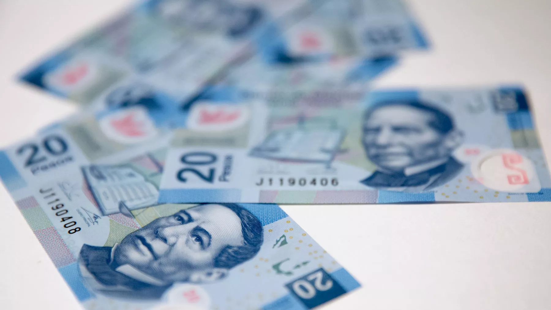 Peso borra ganancias de la mañana