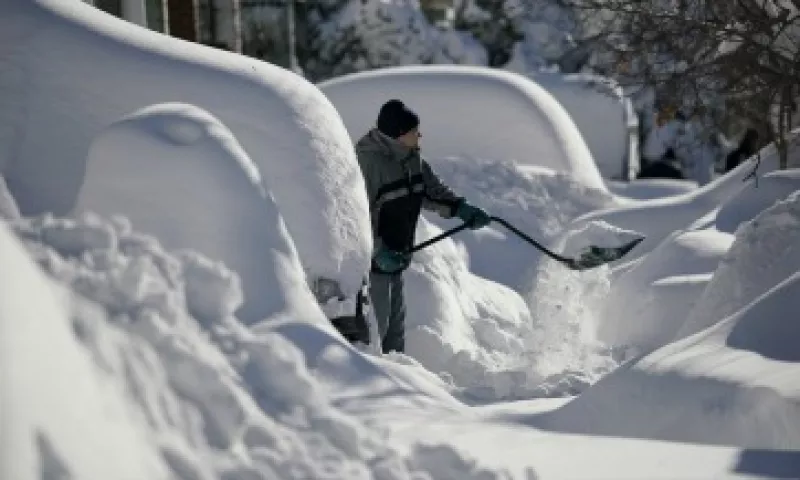 Un residente de Union City retira la nieve de la entrada de su casa, donde quedó sepultado su auto en New Jersey (Foto: Reuters)