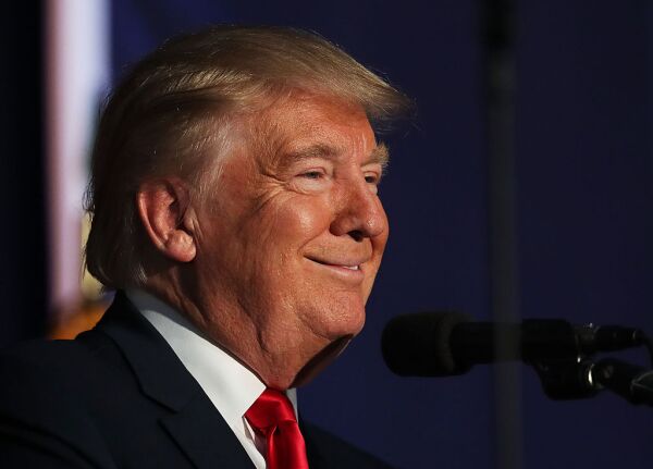 Trump sonriendo