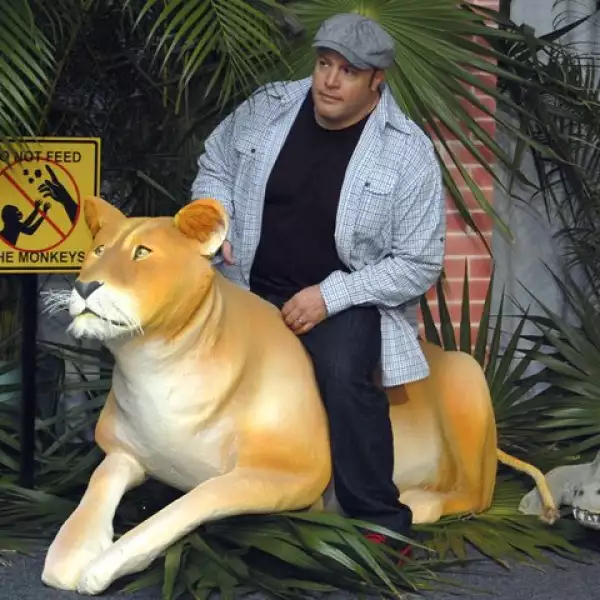 El actor Kevin James de la cinta `Zoo Keeper´.