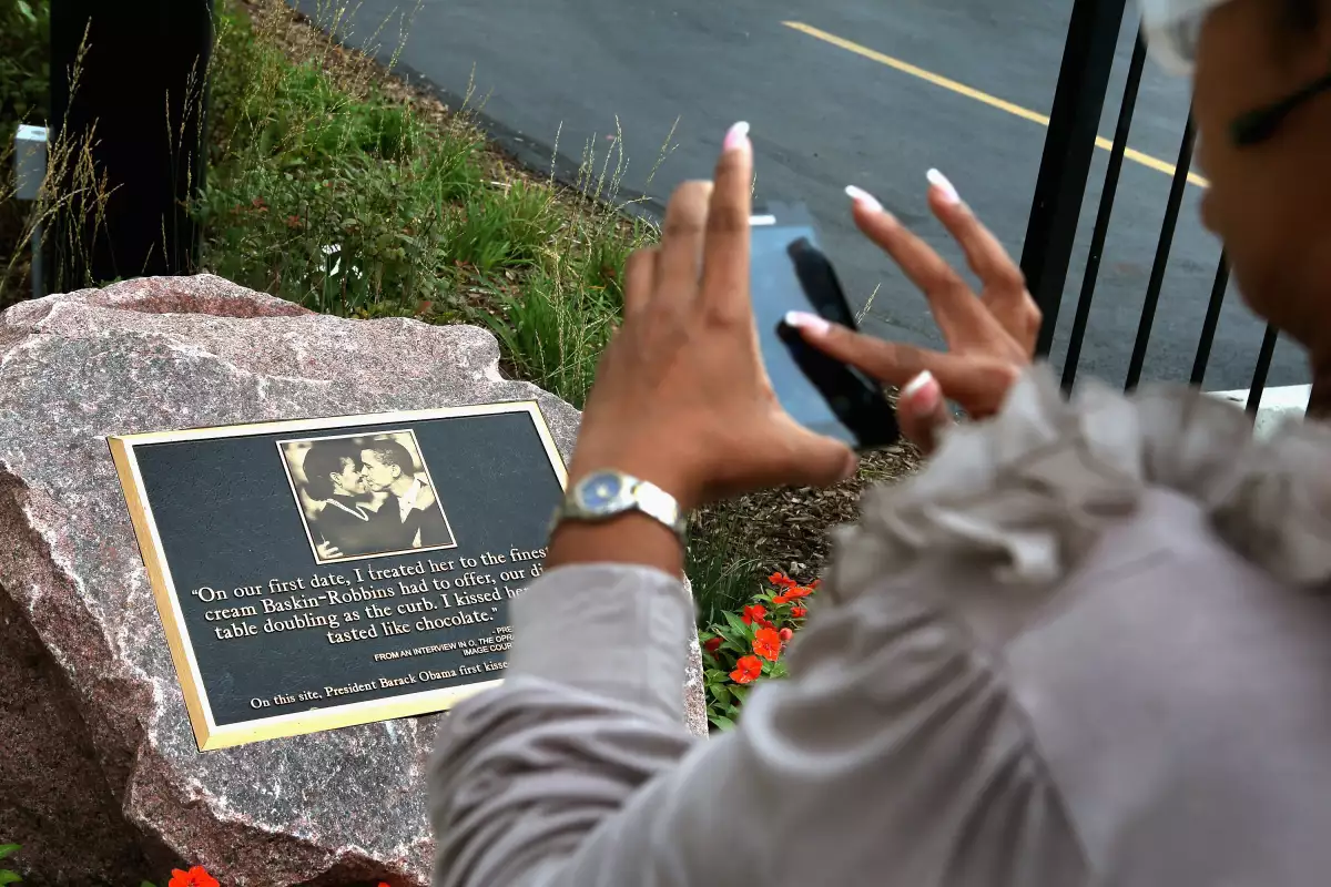 Site Of Obama's First Kiss With Michelle Marked With Plaque