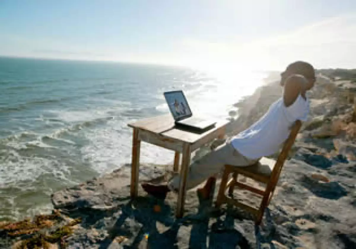Imponte horarios de trabajo, proyectos, y recrea un ambiente formal para evitar caer en un libertinaje laboral. (Foto: Jupiter Images)