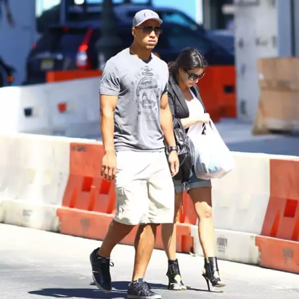 KIM KARDASHIAN. La socialité tiene varios deportistas en su lista de novios. Antes de su actual relación con Miles Austin, jugador de los Vaqueros de Dallas, salió con Reggie Bush, también jugador de americano y por si fuera poco, se corrió el rumor de que tuvo un romance con el futbolista Cristiano Ronaldo.