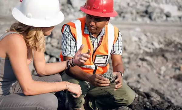 En un viaje a distintos lugares del continente africano, Chelsy se enamoró de las gemas. De ahí nació su gusto por la joyería y posteriormente, su firma.