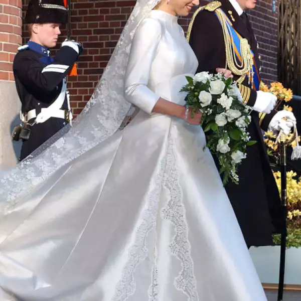 La princesa de origen argentino vistió el 2 de febrero de 2002 un pulido atuendo color marfil diseñado por Valentino. La confección del vestido tomó tres meses e incluyó una cola de cinco metros y detalles florales de encaje hechos a mano.