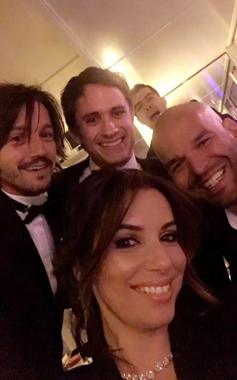 Los tres actores se encontraron en el famoso festival de cine francés, donde decidieron retratar el momento con una divertida selfie.