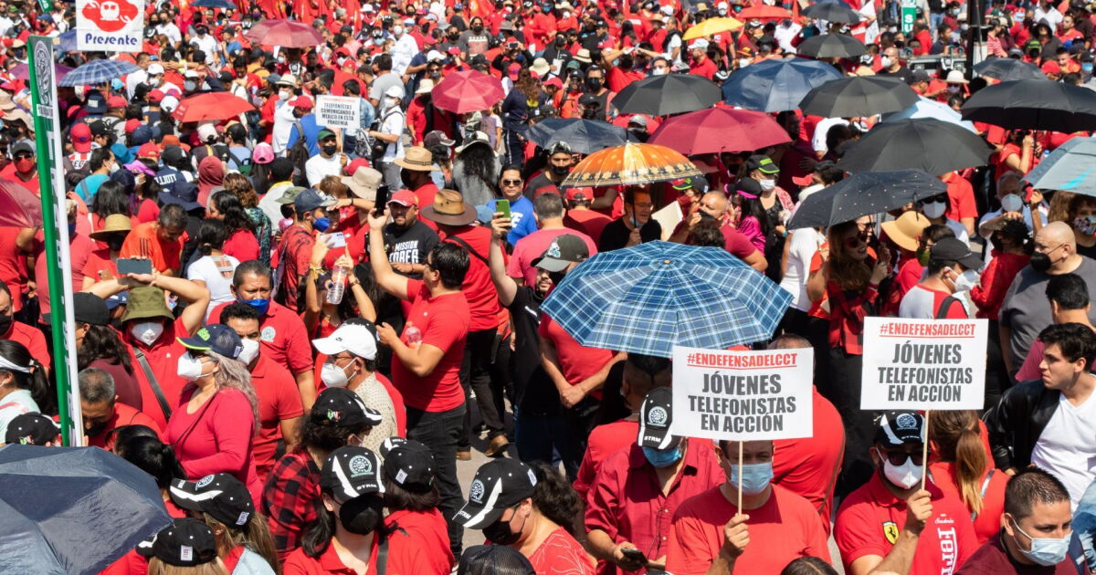Miles marchan en la Ciudad de México en el Día del Trabajo