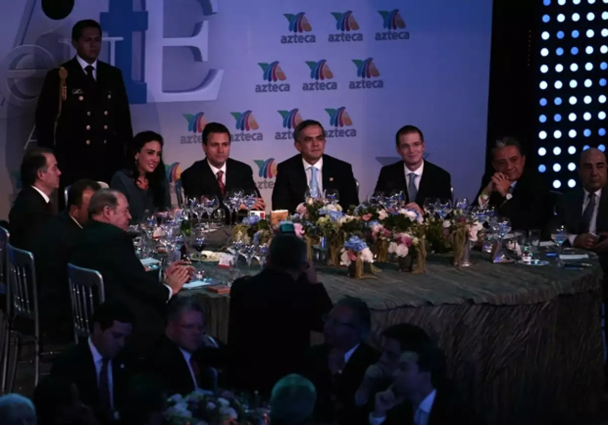 La celebración se llevó a cabo en las instalaciones de Azteca Novelas; a la cena acudieron políticos y talento artístico de la empresa televisora.