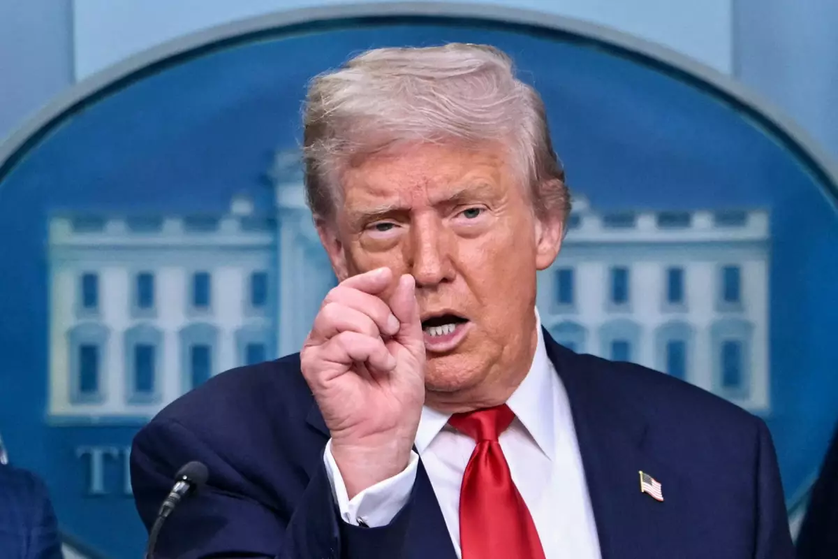 El presidente de los Estados Unidos, Donald Trump, habla durante una conferencia de prensa para discutir el crimen en Washington, DC, en la Sala de Prensa Brady en la Casa Blanca en Washington, DC, el 11 de agosto de 2025. 