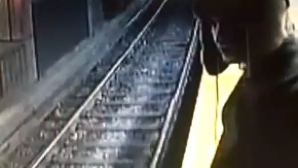 Una fémina visiblemente alcoholizada se cayó segundos antes de que el convoy en Boston llegara, afortunadamente dos hombres alertaron al conductor y alcanzó a frenar a tiempo.