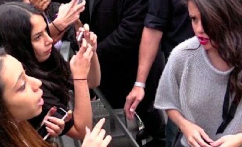 Seguramente la fanáica tratará de obtener el perdón de Selena a como dé lugar.