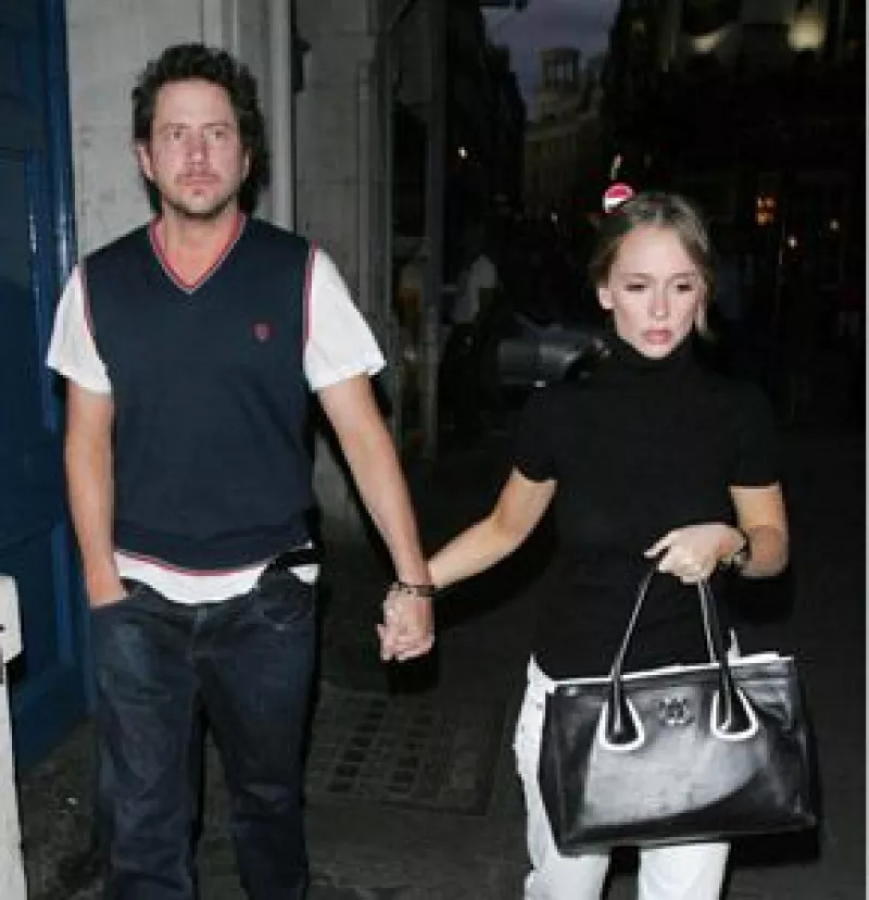 A sólo siete meses de romper su compromiso con Ross MacCall, la actriz se comprometió con el cómico Jamie Kennedy, quien durante una actuación le pidió que se casara con él.