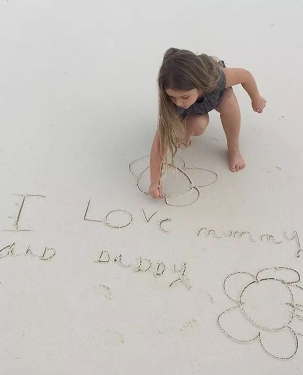 Harper Beckham y su tierno mensaje para sus papás