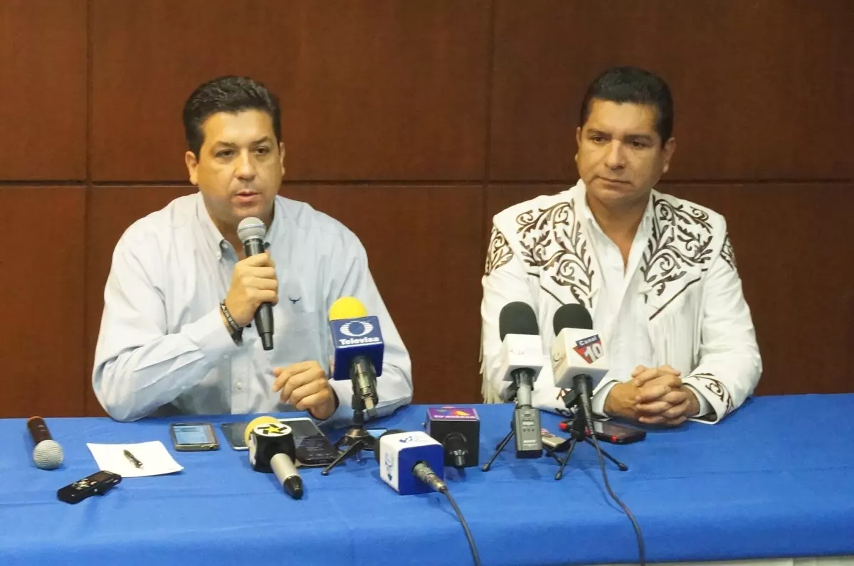 Francisco Cabeza de Vaca, del PAN (derecha) y Francisco Chavira hicieron un llamado a los partidos para vencer al PRI en las urnas el 5 de junio.