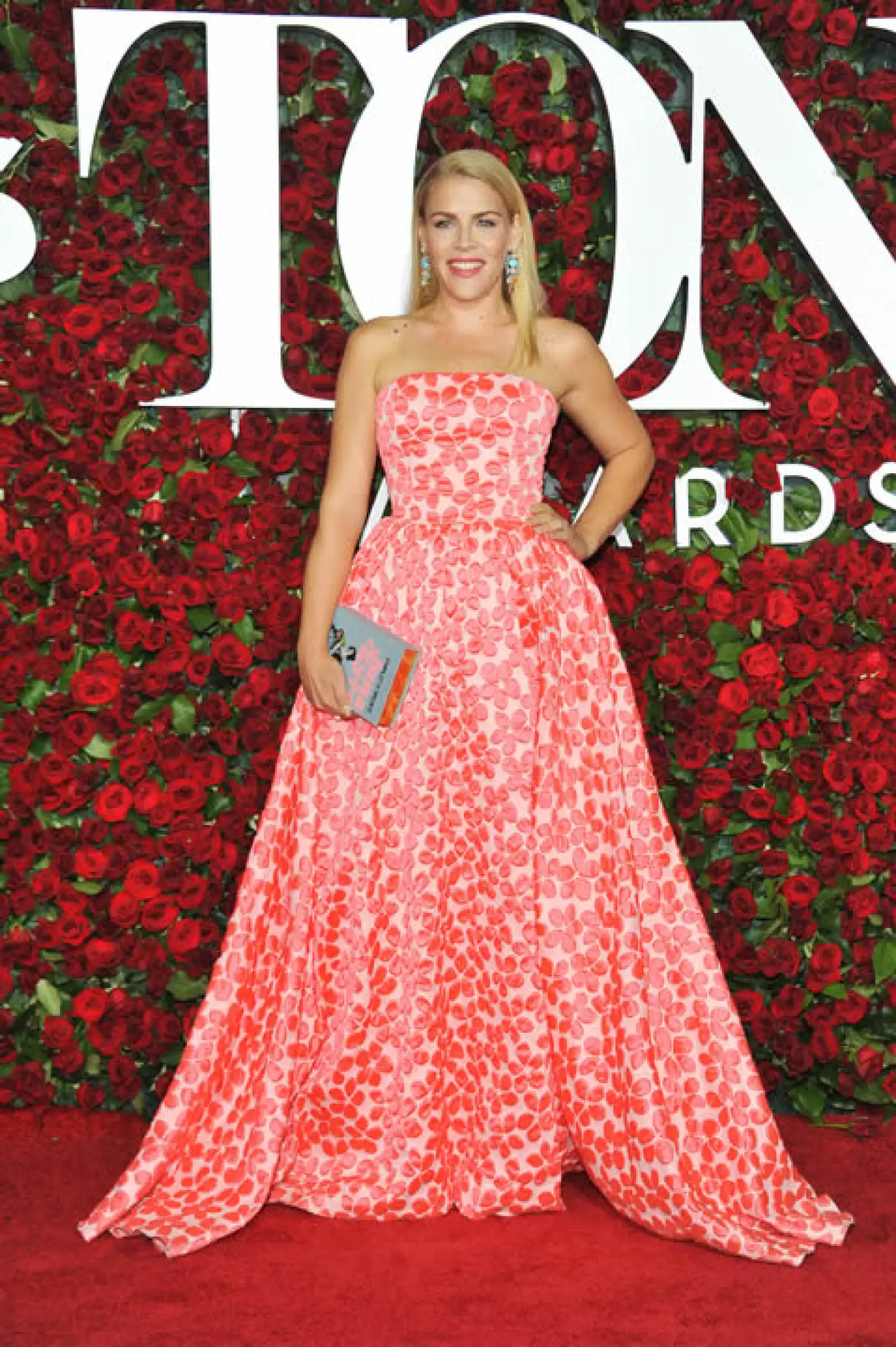 Busy Philipps usó un vestido strapless con acentos florales en color salmón.