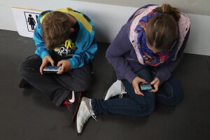 Niños celular