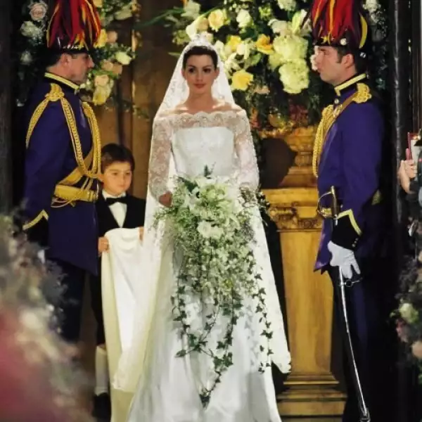 Anne Hathaway deslumbró en The Princess Diaries 2 en el vestido de Gary Jones.