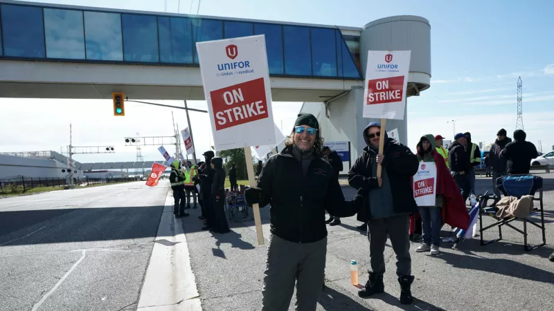 (El logotipo de GM en la planta de ensamblaje de General Motors en Ramos Arizpe, en el estado de Coahuila, México)