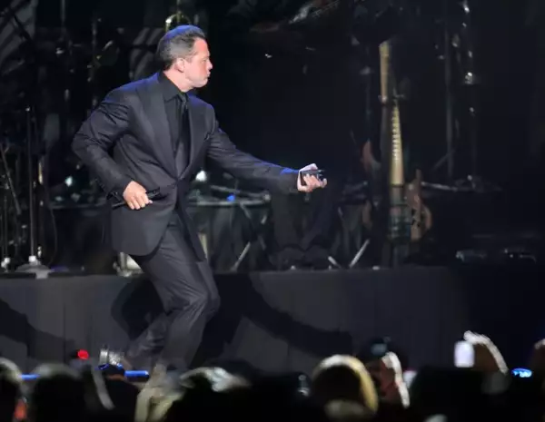 Luis Miguel continuó su repertorio con "Amor, Amor, Amor", y una canción original de Frank Sinatra, "Come Fly With Me".