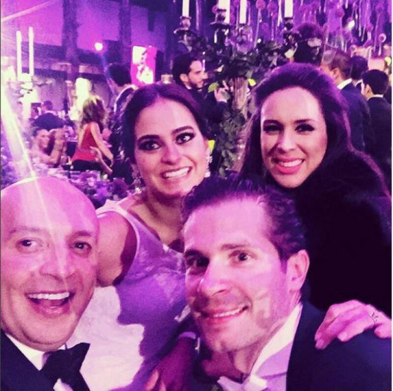 Jacky junto a los recién casados.