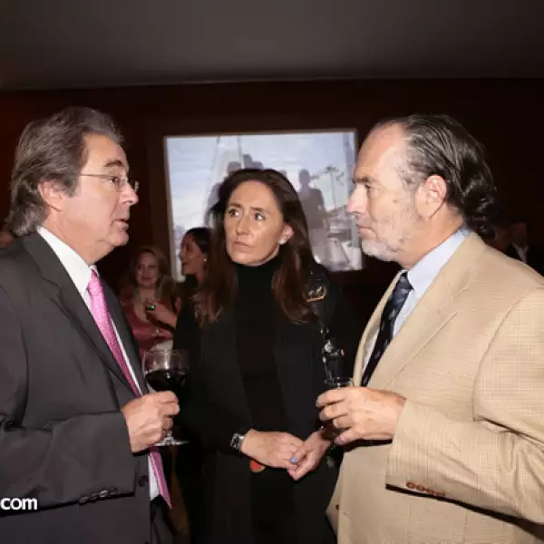 Eduardo y Becky Saenz con Enrique Elguero