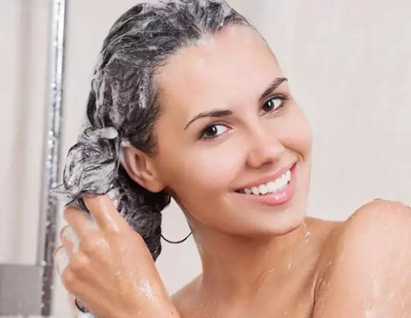 Lava tu pelo cada dos o tres días para evitar que se reseque.