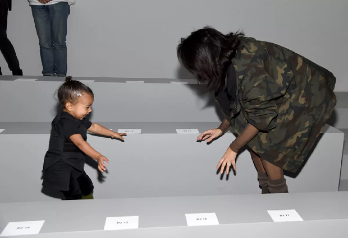 Momentos antes del desfile, la socialité fue captada jugando con su hija, en una alegre actitud que claramente no mostró después.