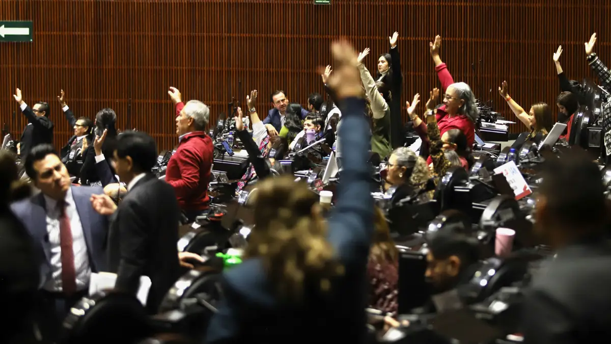 Panorama de discusión y votación en la Cámara de Diputados. En la imagen, la bancada de Morena rechaza una de las reservas emitidas por la oposición.