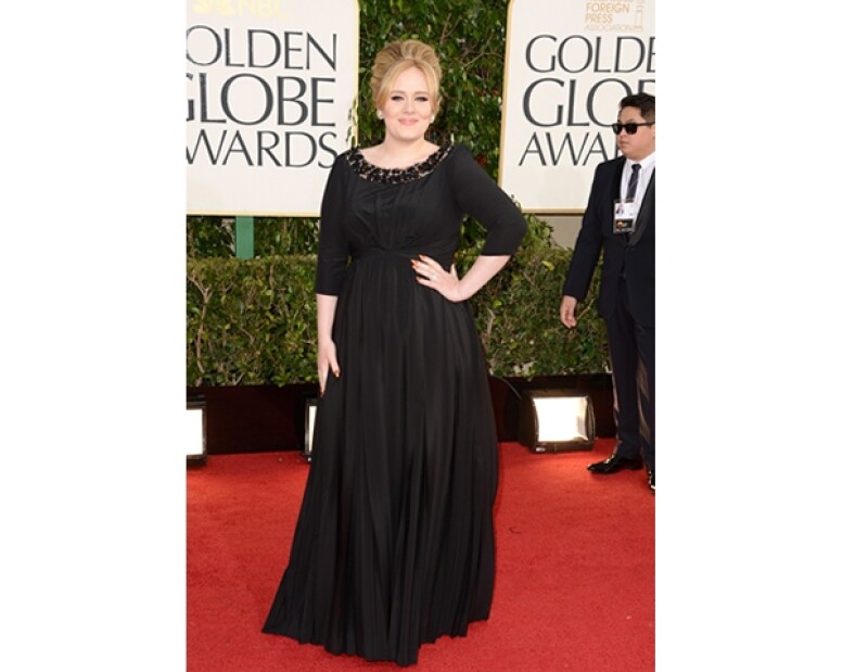 Adele nos muestra otro de sus talentos, ahora se une con Fendi y otras 9 famosas para diseñar su versión de un bolsa, el dinero será donado a la organización Kids Company.