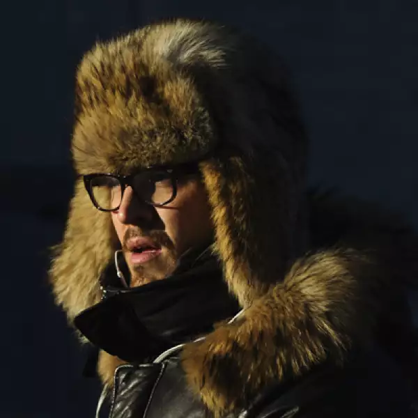 Un hombre camina hacia el servicio de metro abrigado para hacer frente a las bajas temperaturas causadas por un vórtice polar en Nueva York.