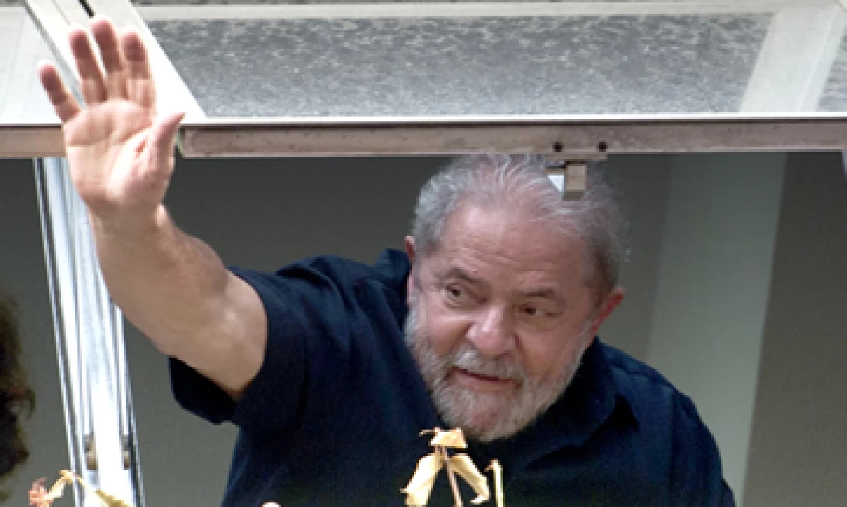 El expresidente de Brasil Lula saluda a sus seguidores que le mostraron apoyo tras el allanamiento en su casa. (Foto: AFP)